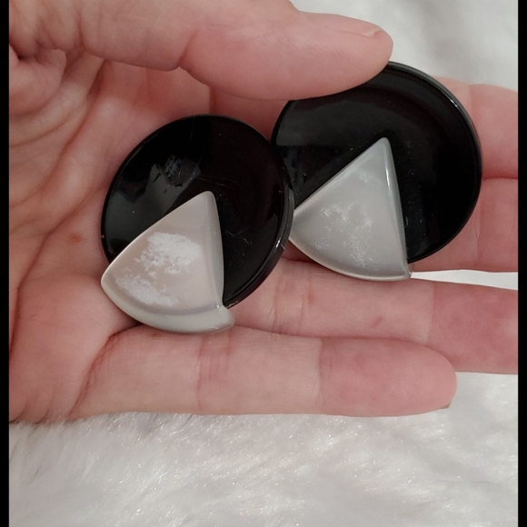 Black & pearlized white retro 80s vibe clip ons - Picture 5 of 14